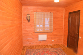 Установлена межкомнатная дверь, на стенах и потолке евро вагонка обработанная деревозащитным составом, на полу линолеум.