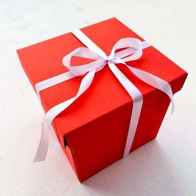 Красная подарочная коробка GILEV 30х30х30см с белой лентой и наполнителем
