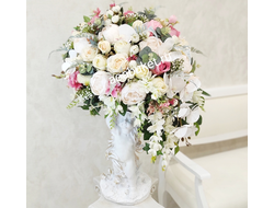 Композиция из искусственных цветов на статуэтке ангела Алиссия  № СА0031/Купить на сайте AOABUKET.RU