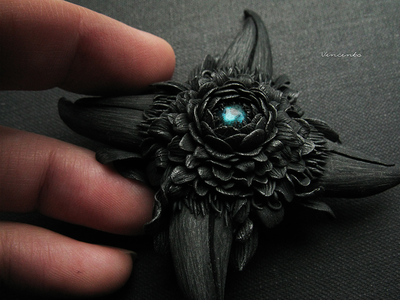 Готическая брошь "Цветок Ворона" по мотивам сериала "Рейвенсвуд"