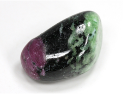 Корунд красный в цоизите, галтовка (светится в УФ), Танзания (29*19*16 мм, 16,6 г) №35185