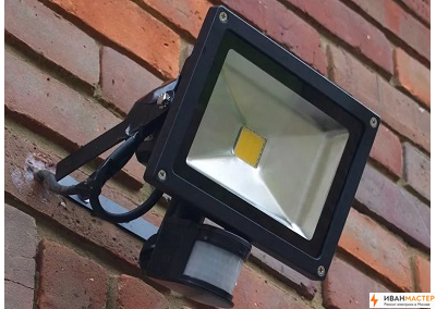 Установка прожектора с датчиком движения на участке ИВАНМАСТЕР