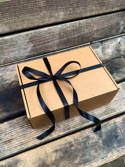 Подарочная коробка GILEV 22х16х8см с наполнителем крафт и черной лентой