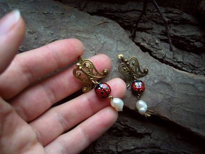 Весенние серьги с божьими коровками, жемчугом и филигранью "Ледибаг"