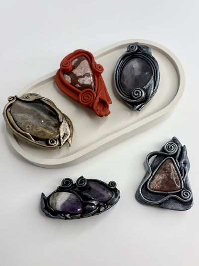 Броши из натуральных камней и кожи