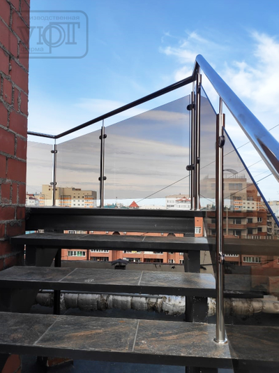 л-7/2. лестница (ограждение: нержавеющая сталь + калёное стекло)