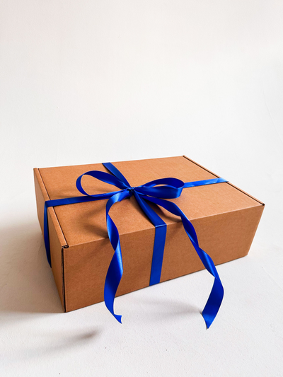 2 штуки - Подарочная коробка GILEV 44x32x15см с синей лентой и наполнителем крафт