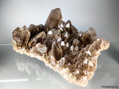Рутил в кристаллах дымчатого кварца. Бразилия.  260*220*103мм (ААА)