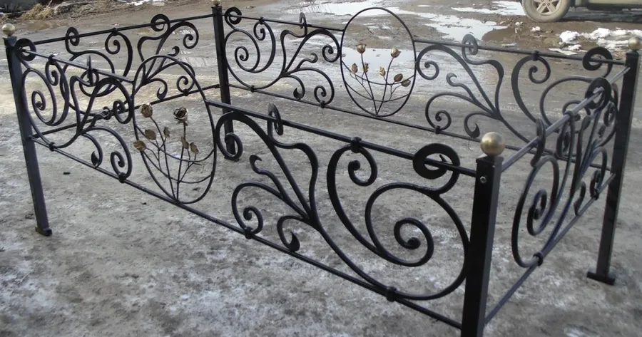 Ограда №6;
Каркас - труба 40*40;
Рисунок - пруток 14 мм;
Цена - 6050 (с лаком+150) р. за п.м.