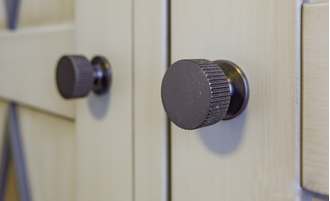 Шкаф для одежды трехстворчатый с декором ромбы.