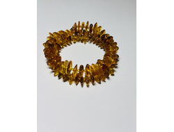 Браслет на пружине тройной из обработанного янтаря