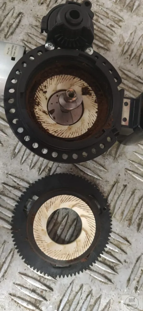 После каждого приготовления на оборудовании остаются кофейные следы. Например, кофе в кофемолке. Из-за этого со временем она забивается, и  требуется чистка кофемолки вручную.