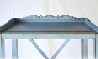 Этажерка с двумя ящиками и полкой посередине.