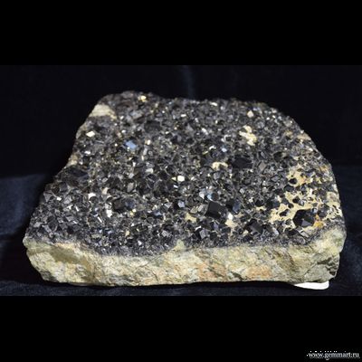 Меланит (разн. граната), друза, с пиритом, эпидотом, самородной медью - 310*235*100мм (ААА)
