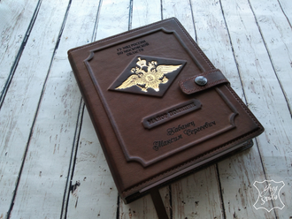 Мужской ежедневник - органайзер с тиснением герба на обложке
