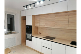 Кухня белая с антресолями