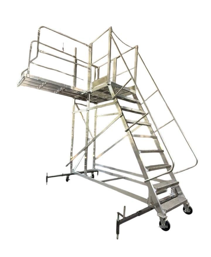 Лестница-платформа ЛС-2,4-МП с откидным трапом.