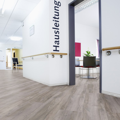 Ламинат Wineo Дуб Монако Серый LA217LV4 в интерьере офисного здания