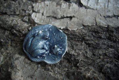 "Лелевеля и Полель. В ожидании света первой звезды", мини брошь с лягушками