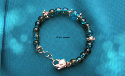 Отдых на лазурном берегу... Браслет в морском стиле с бусинами "кракле" и рыбкой