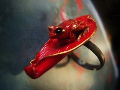 Кольцо с лягушкой на лепестке Червонной Муравы