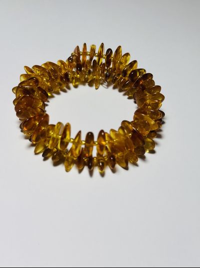 Браслет на пружине тройной из обработанного янтаря