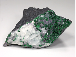 Уваровит кристаллы на породе, Кальцит, Урал (63*40*30 мм, 101 г) №25857