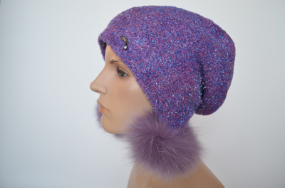 шапка с помпонами фуксия