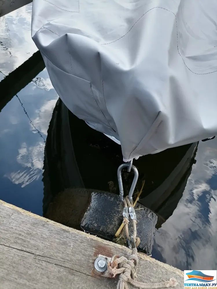 Алюмакс 355 тент на воде у причала