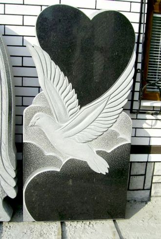 Фото вертикального бюджетного памятника на могилу с сердцем и гравировкой голубя в СПб