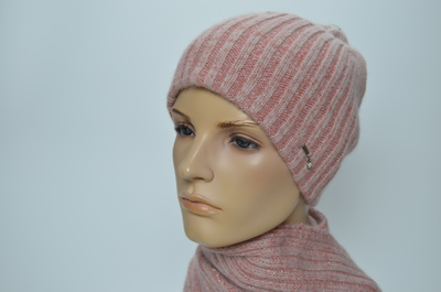 Зимняя розовая шапка женская
