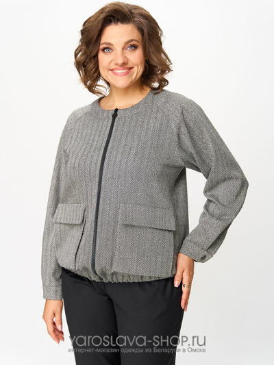 Брючный костюм: черные брюки, жакет в сером цвете