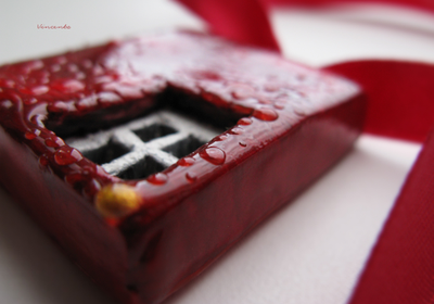 Необычная подвеска в авангардном стиле "Красные стены"