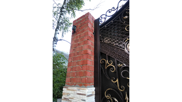 Установка камер видеонаблюдения с разрешением 4 мп 4К. Прокладка в трубах ПНД под газоном.