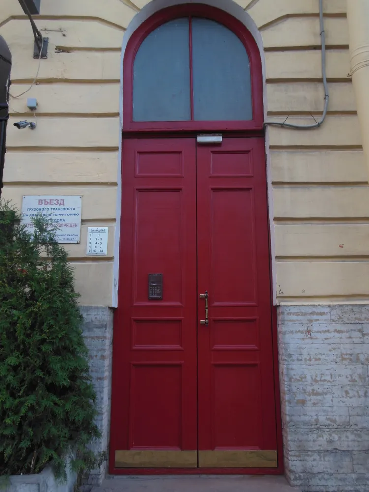 Внизу двери алюминиевые пластины заменены на бронзовые.