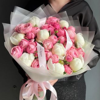 НЕЖНЫЙ БУКЕТ ИЗ АРОМАТНЫХ БЕЛЫХ ПИОНОВ И КУСТОВЫХ РОЗ - (АРТ П13)