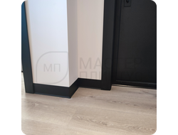 Плинтус алюминиевый ПЛ-80 Черный в интерьере 9