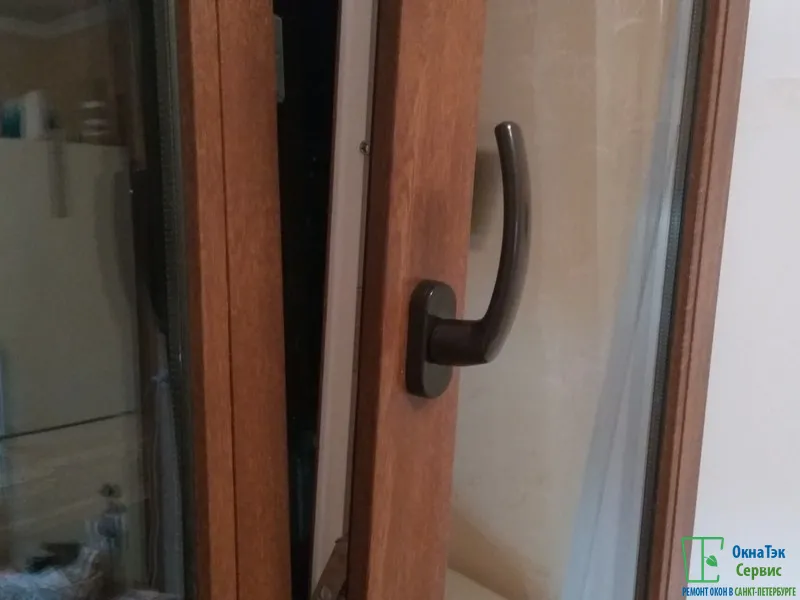 Коричневая ручка в тон ламинации