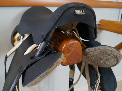 Седло кавалерийское(без потника и узды)