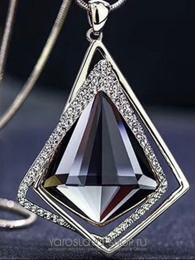 Колье с подвеской в форме ромба с камнем