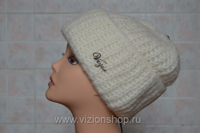 belaya-zhenskaya-shapka-s-otvorotom-vyazanaya-iz-italii-kupit