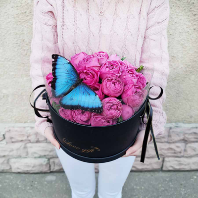 Букет пионовидных роз с большой бабочкой    "Весенний ветер" с тропической бабочкой №3
