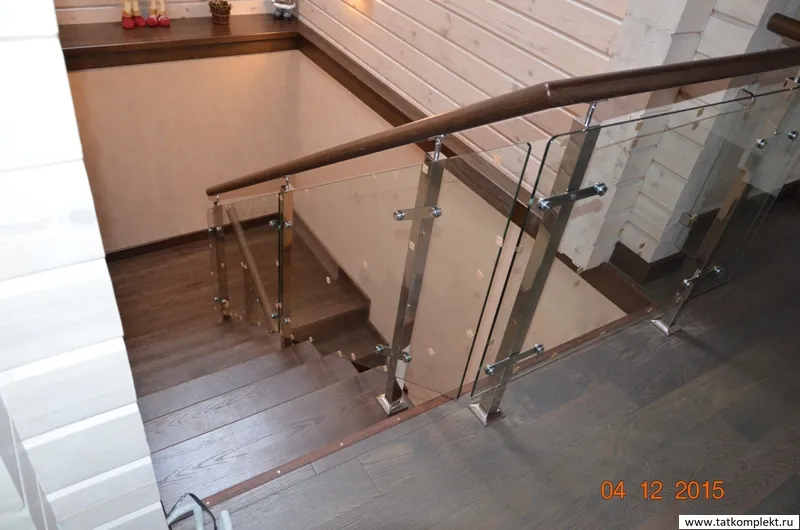 Стойки из квадратной нержавеющей трубы 40х40. Поручень круглый из дуба 50мм. Стекло закаленное 8 мм. Проектирование. Изготовление. Монтаж. Республика Татарстан, г. Казань, тел +78432407090