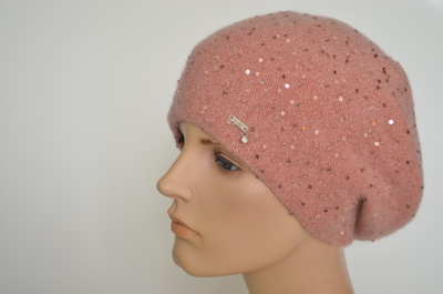 Вязаный розовый берет с пайетками