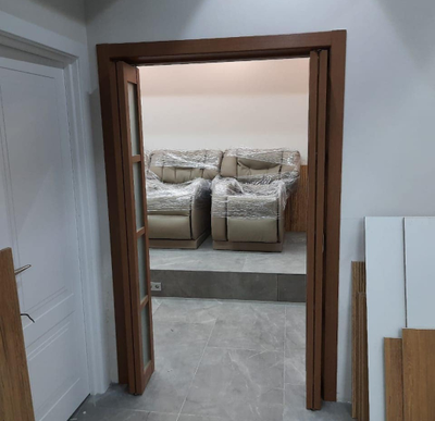 ДВЕРЬ-КНИЖКА (СИММЕТРИЧНАЯ). OPTIMA PORTE/ TURIN (ТУРИН) 540.222 ОРЕХ/ СТЕКЛО САТИН СВЕТЛОЕ