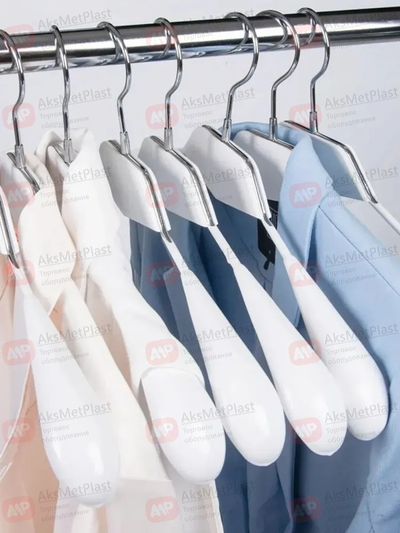 AM010W (SHL010W) Вешалка металлическая с прорезиновыми плечиками и с деревянной вставкой цвет: белый