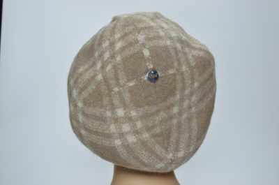 Вязаный берет из альпака в клетку