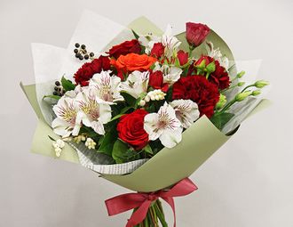 белые альстромерии красные розы всегда стильный классический вариант в набережных челнах с доставкой