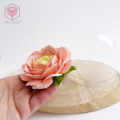 Роза ручной работы из полимерной глины под пластиковым колпаком.