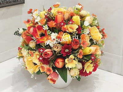 Яркая, жёлто-оранжевая композиция Арлет из искусственных цветов
